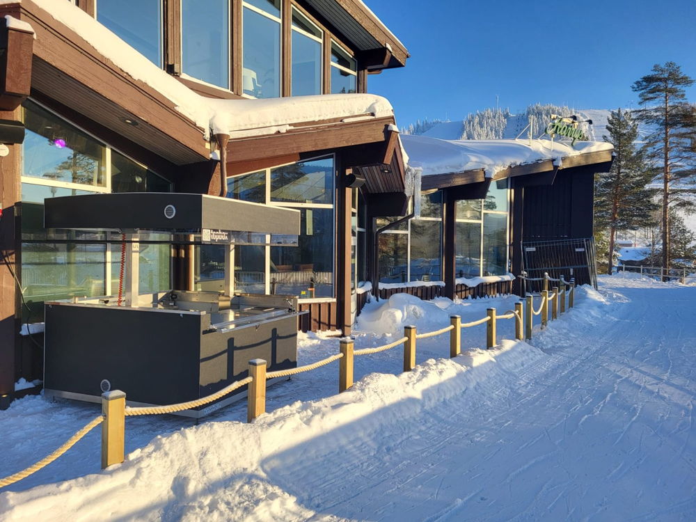 Topbox vid skidanläggning på vintern