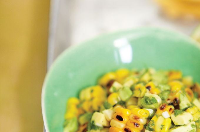 Salsa d'avocat et de maïs grillé