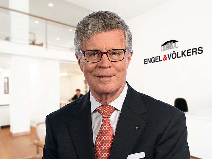  Zug
- Portraitfoto von Peter Frigo mit dem Engel & Völkers Logo und Shop im Hintergrund
