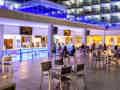 Eine abendliche Hotel-Außenbar mit LED-Beleuchtung und Sitzgelegenheiten für Gäste.