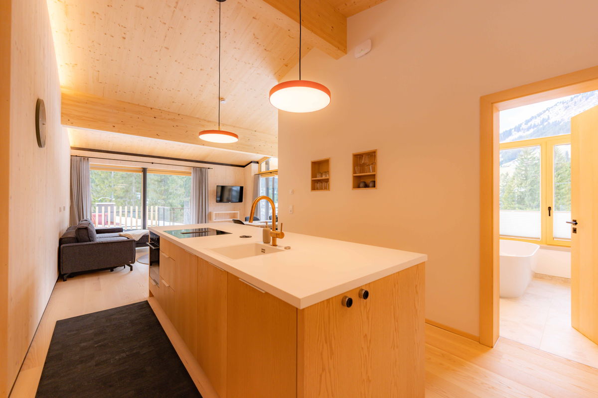 Moderne Küche mit Kochinsel im Apartment Hochsitz von Hugo & Pepi.