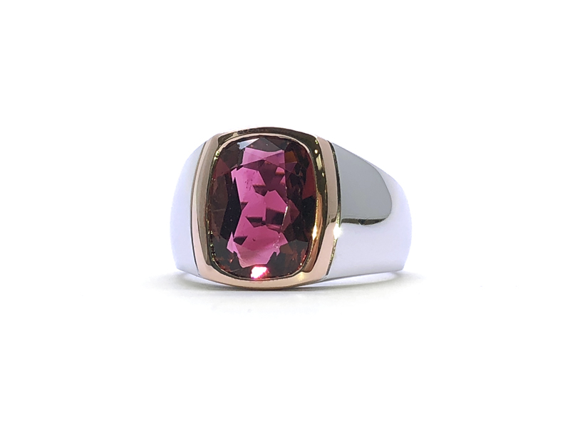 bague style chevalière en or rose et blanc avec tourmaline