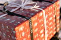 Grand emballage cadeau avec ruban Riese & Muller