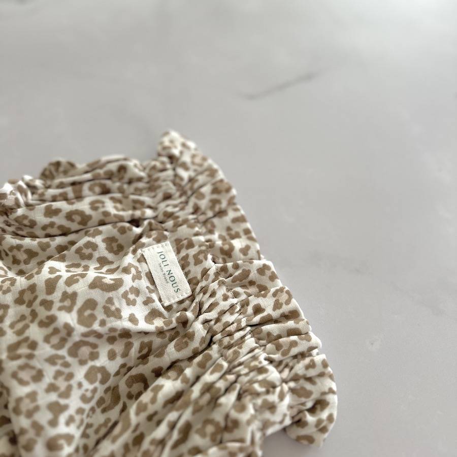 Bloomer léopard motif haute qualité luxueux blanc élégant chic pour bébé ou enfant, 100% coton doux certifié OEKO-TEX, idéal à porter en toute saison avec un t-shirt, un pull ou une robe, confectionné au Portugal