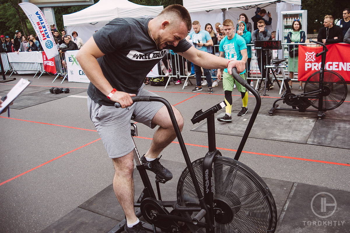 flat-shoes-lifting Using Assault Bike