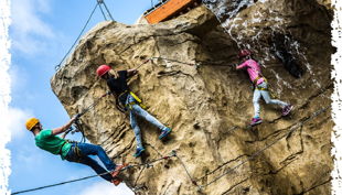 climb up kletterwelten kletterfels mit wasserfall