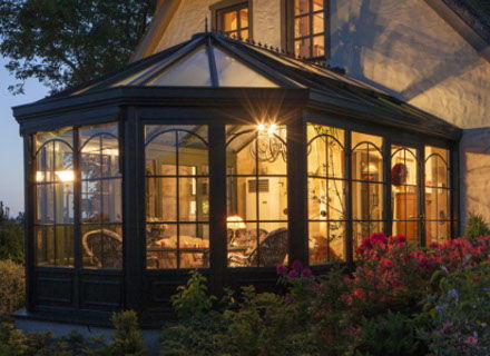 Verrière à l’ancienne éclairée de l’intérieur, le soir