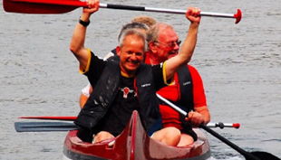 querfeldein hochseilgarten vier männer im kanu