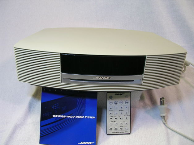 BOSE WAVE CD & RADIO WHITE with REMOTE & DISC.......PUR...
