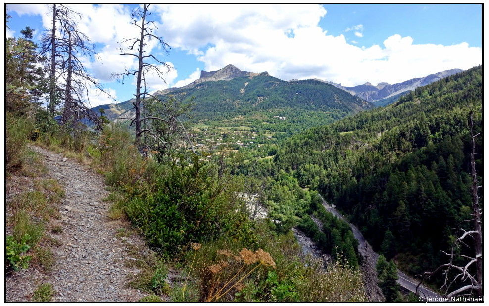 Chemin en balcon au dessus de Commars-les-Alpes