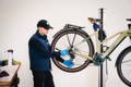 Un technicien Upway en train de remonter une roue arrière sur un VAE Cube