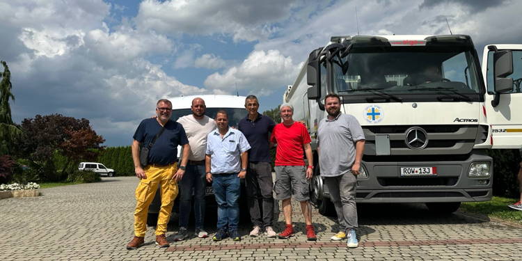 Übergabe Müllfahrzeug