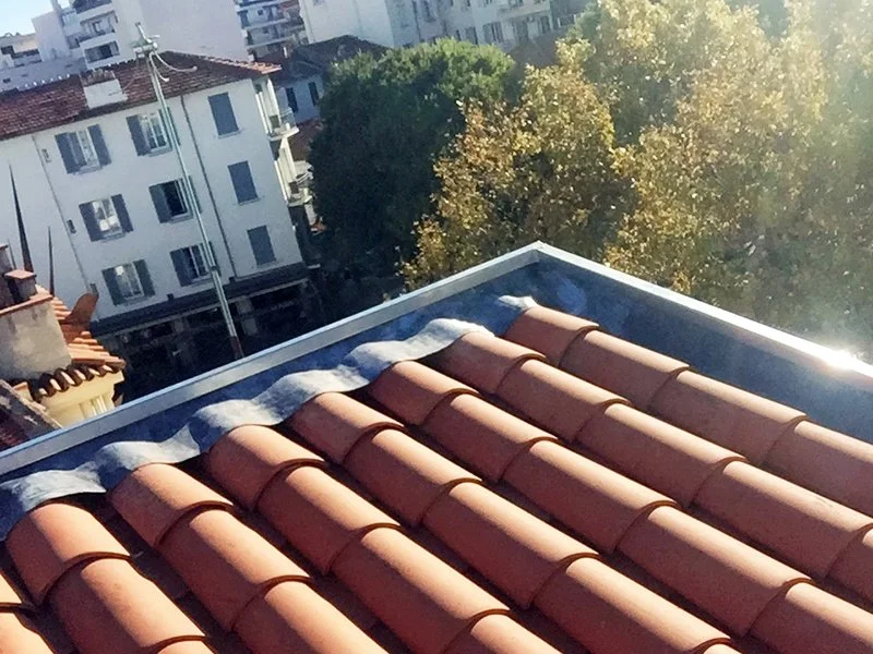 Rénovation d’une toiture en tuile canal à Antibes — photo 2 sur 8 — CEG TOITURE