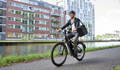 Gazelle Paris C7 elektrische stadsfiets met lage instap, afgebeeld in zijaanzicht op neutrale achtergrond, met Bosch middenmotor, gesloten kettingkast, verende voorvork en zadelpen, MIK-bagagedrager en spatborden – gericht op comfortabel dagelijks gebruik en woon-werkverkeer.