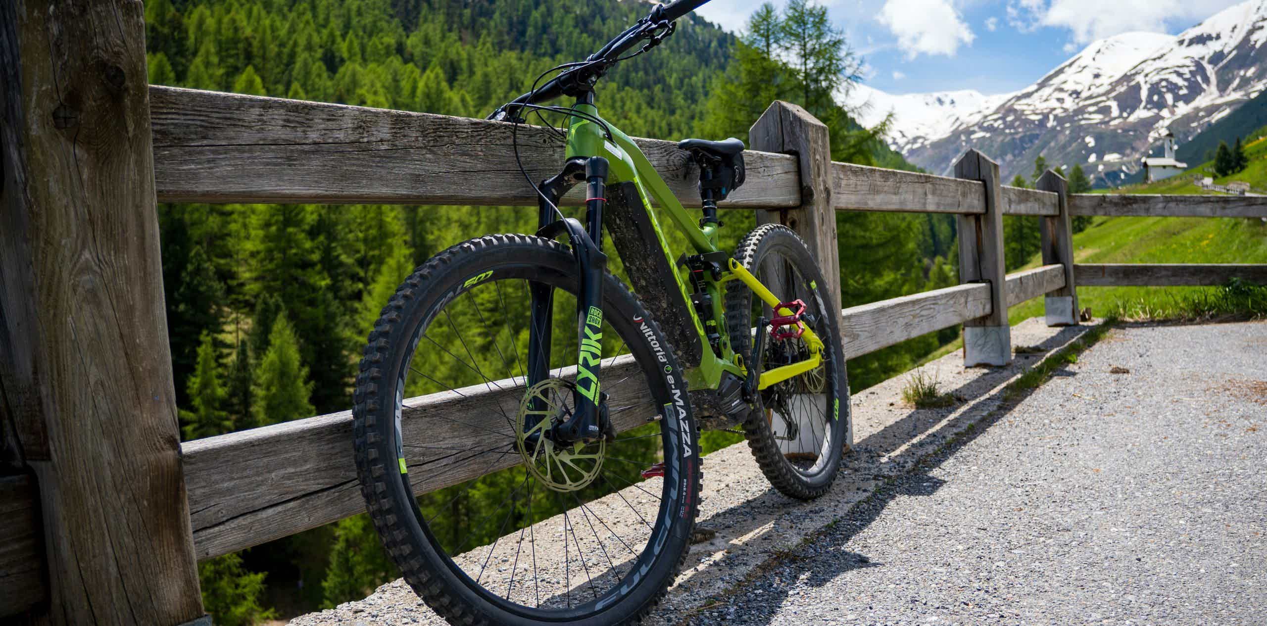 mujer en ruta de bicicleta reacondicionada electrica de montaña viendo el panorama