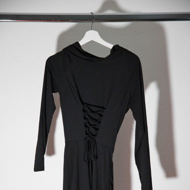 Schnürkleid mit Kaputze