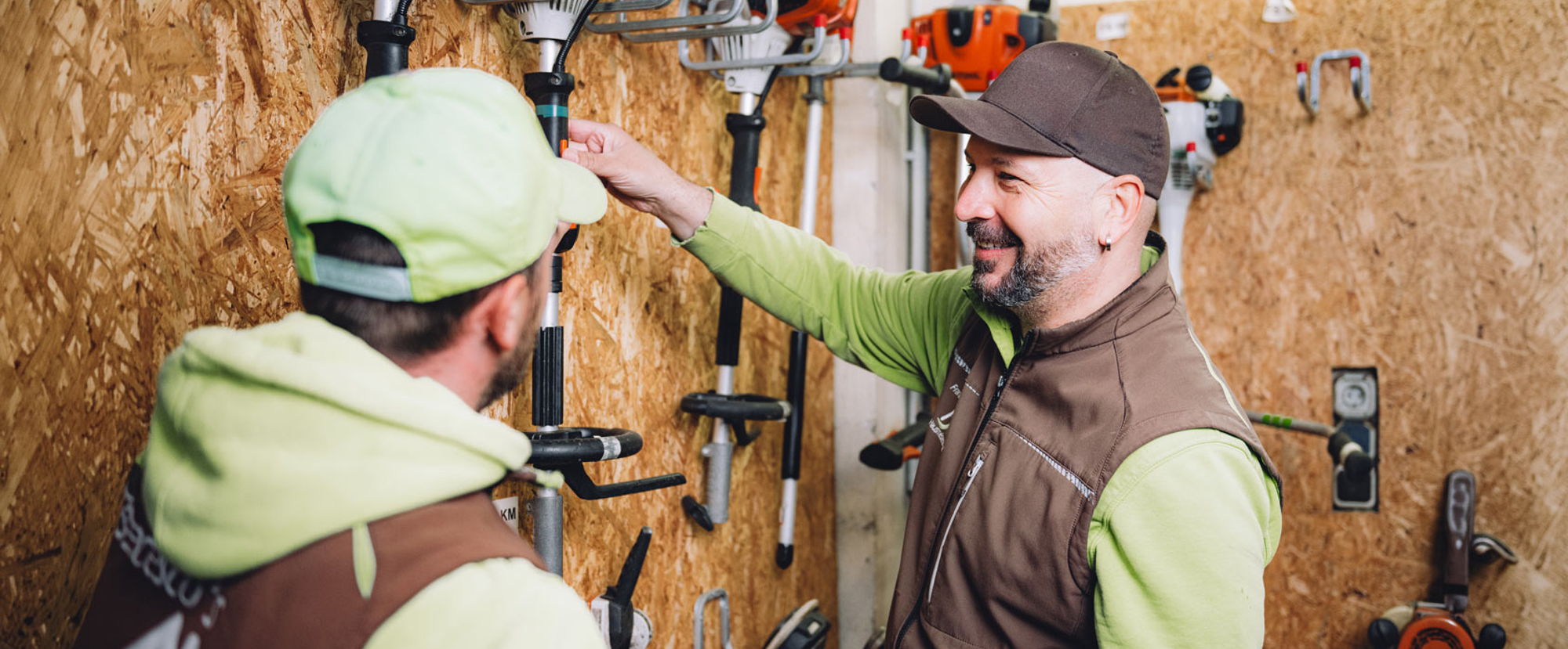 Mitarbeiter im fachlichen Austausch in der Werkstatt