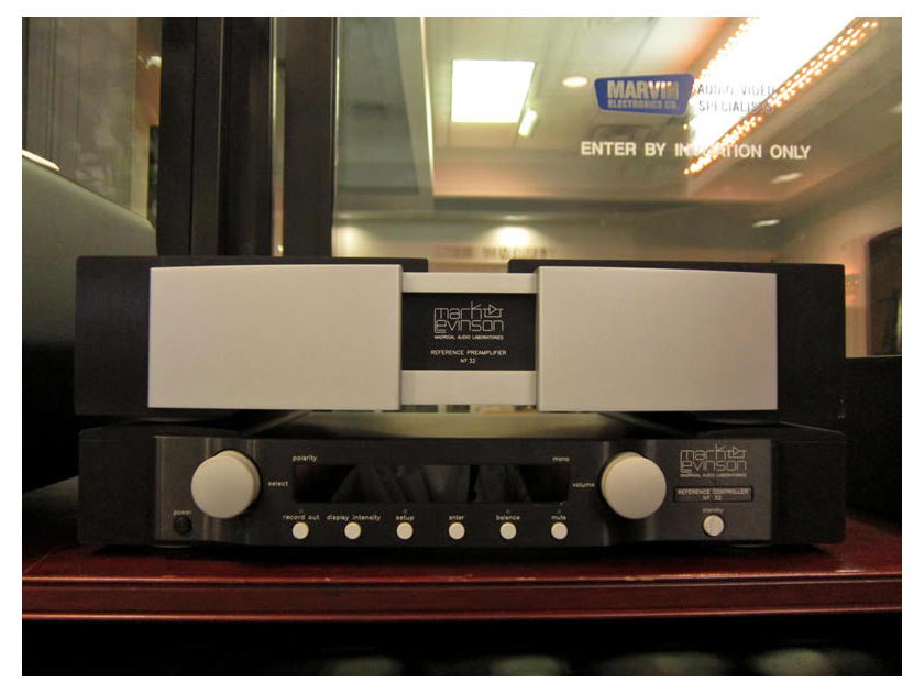 Mark-Levinson No. #32 Pre-Amplifier With Reference Controller