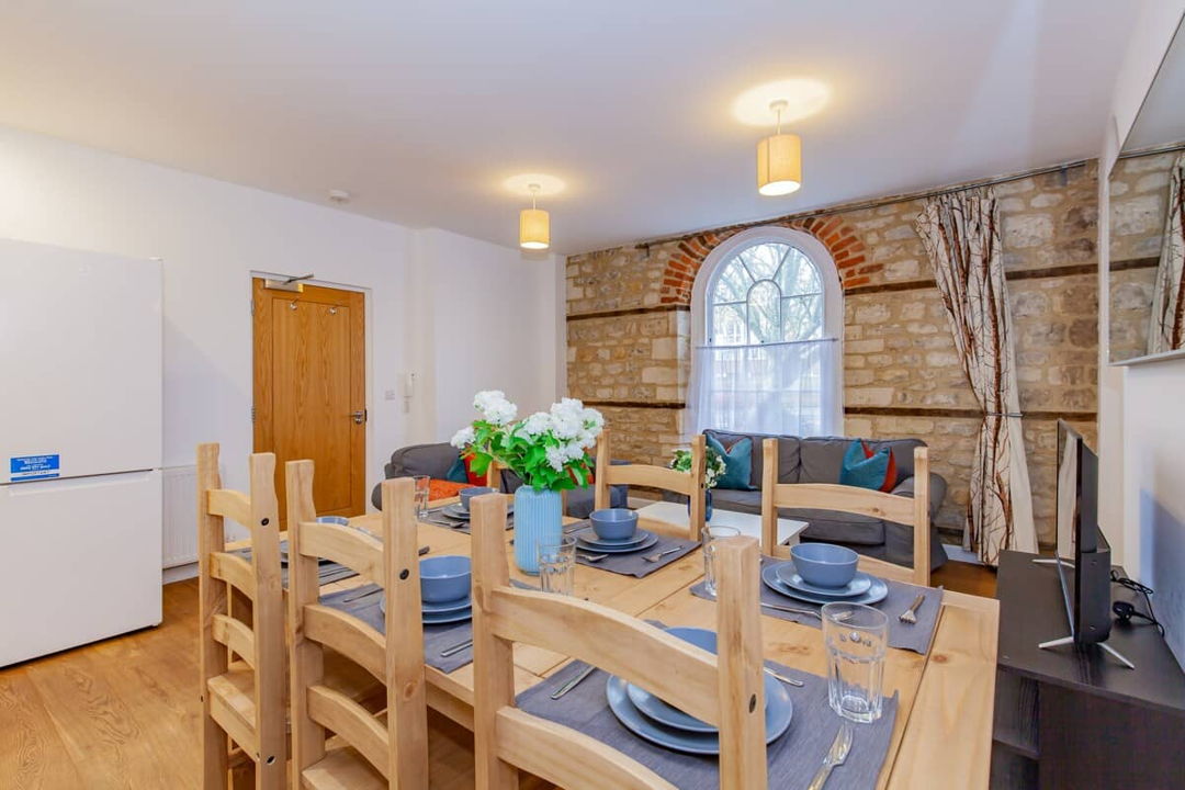 Dining table that seats 6