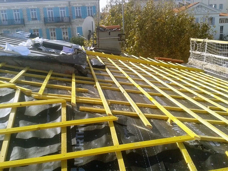Rénovation d’une toiture en tuile canal à Antibes — photo 3 sur 8 — CEG TOITURE