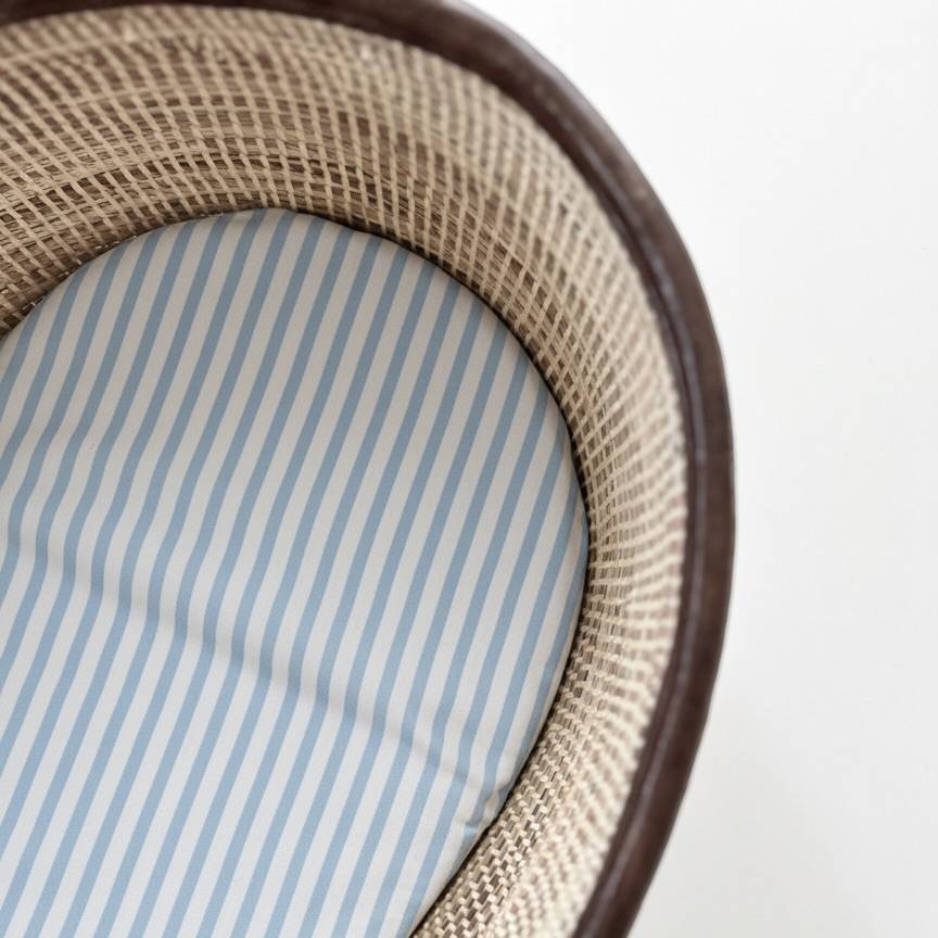 Lange XL bleu ciel et blanc petits skieurs et mini élégant de la marque suisse Joli Nous, un accessoire premium pour bébé, alliant design raffiné et qualité exceptionnelle OEKO-TEX GOTS