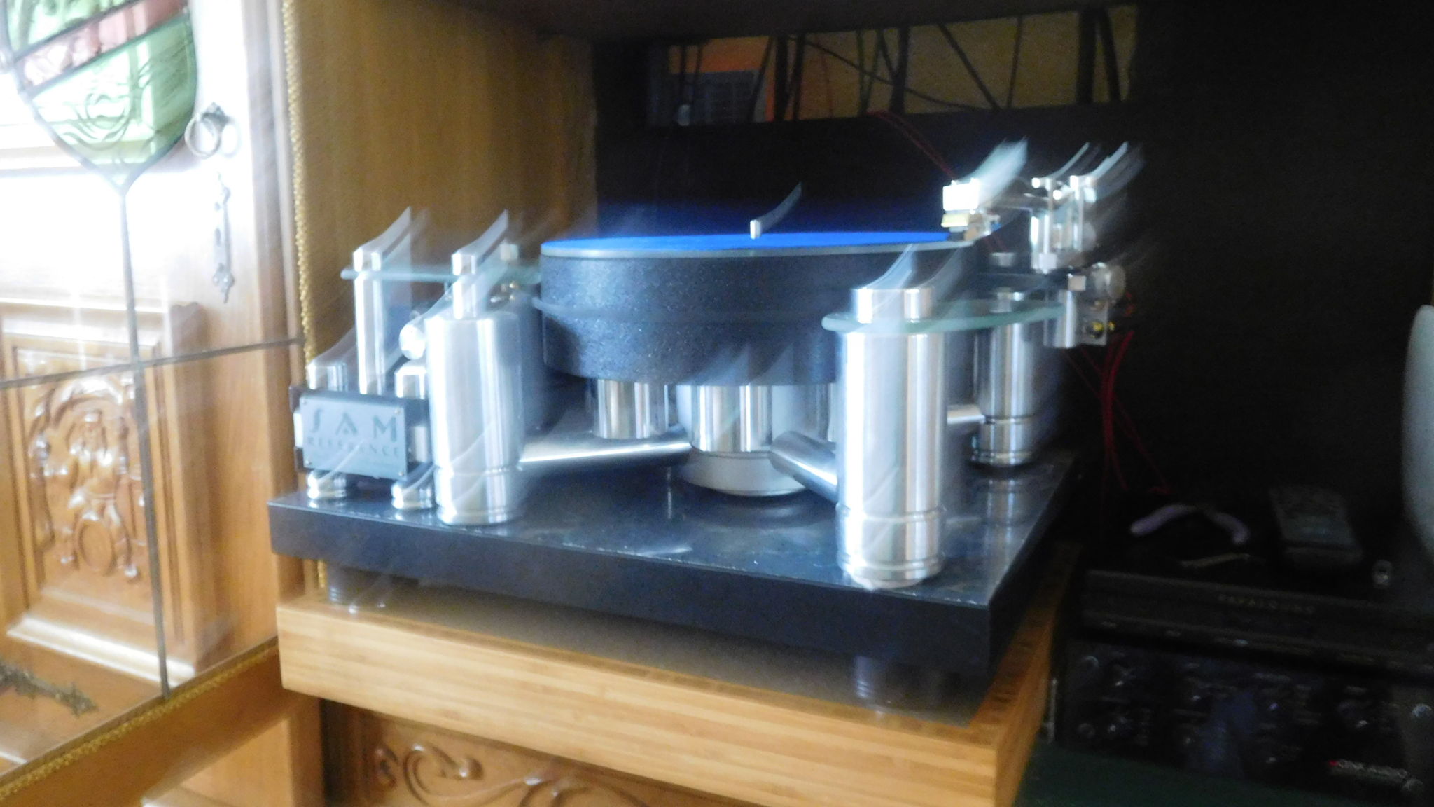 Turntable on a slideing shelf with Magnetic feet