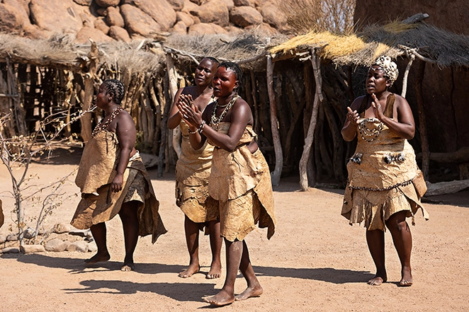 Les femmes Damara en costume traditionnel exécutent des danses traditionnelles dans le Damaraland Namibie.