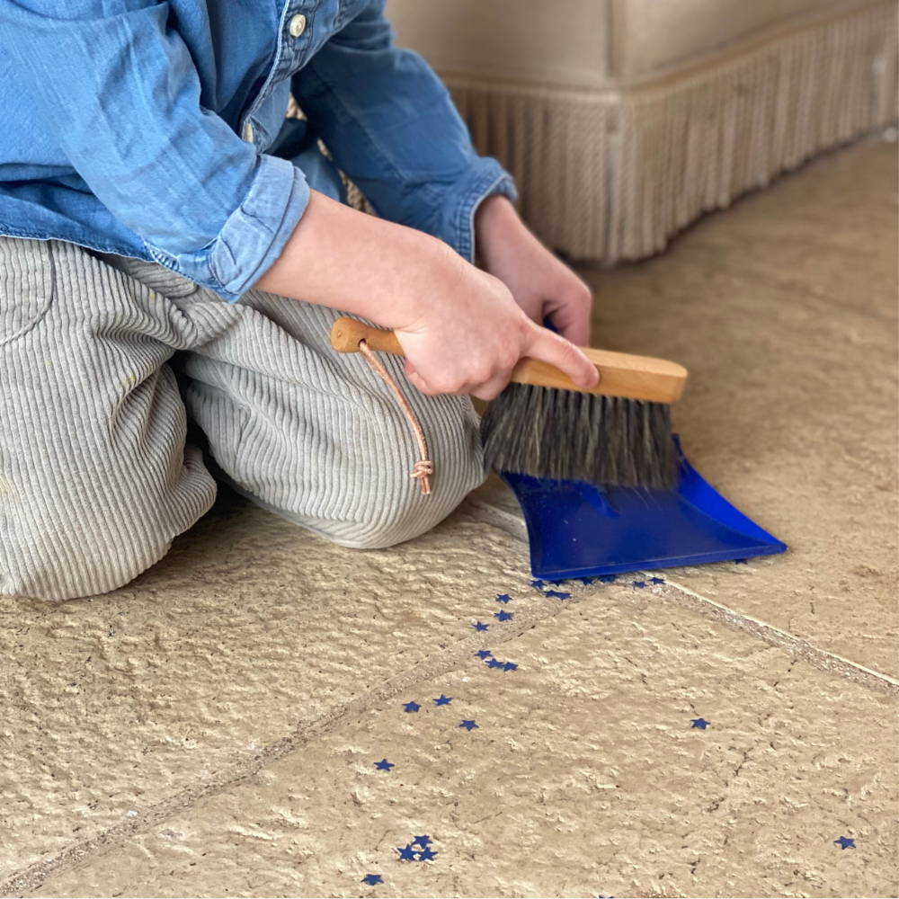 Une petite balayette accompagné de sa petite pelle bleue