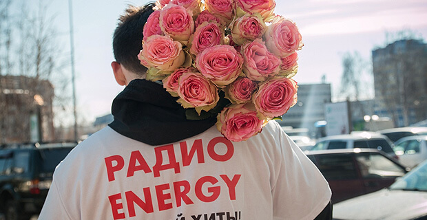Радиостанция ENERGY дарила барнаульским девушкам цветы и улыбки - Новости радио OnAir.ru