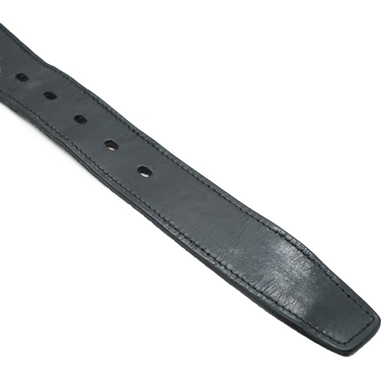Un artisan pour la réparation des ceinture Hermès