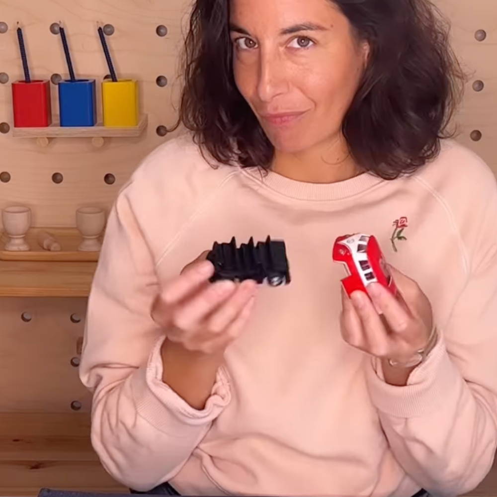 éducatrice montessori montrant comment sélectionner des jouets