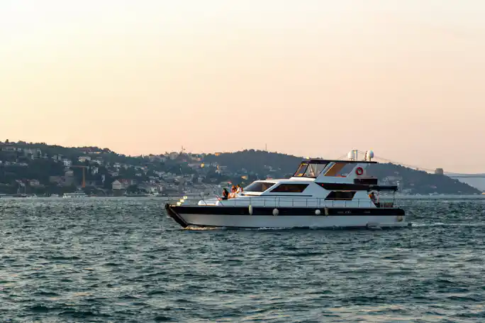 Luxury Yacht Cruise with Audio Guide, Drinks & Snacks