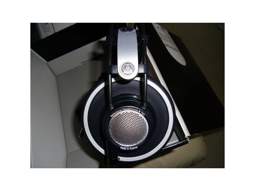 AKG 702 headphones in like new condition