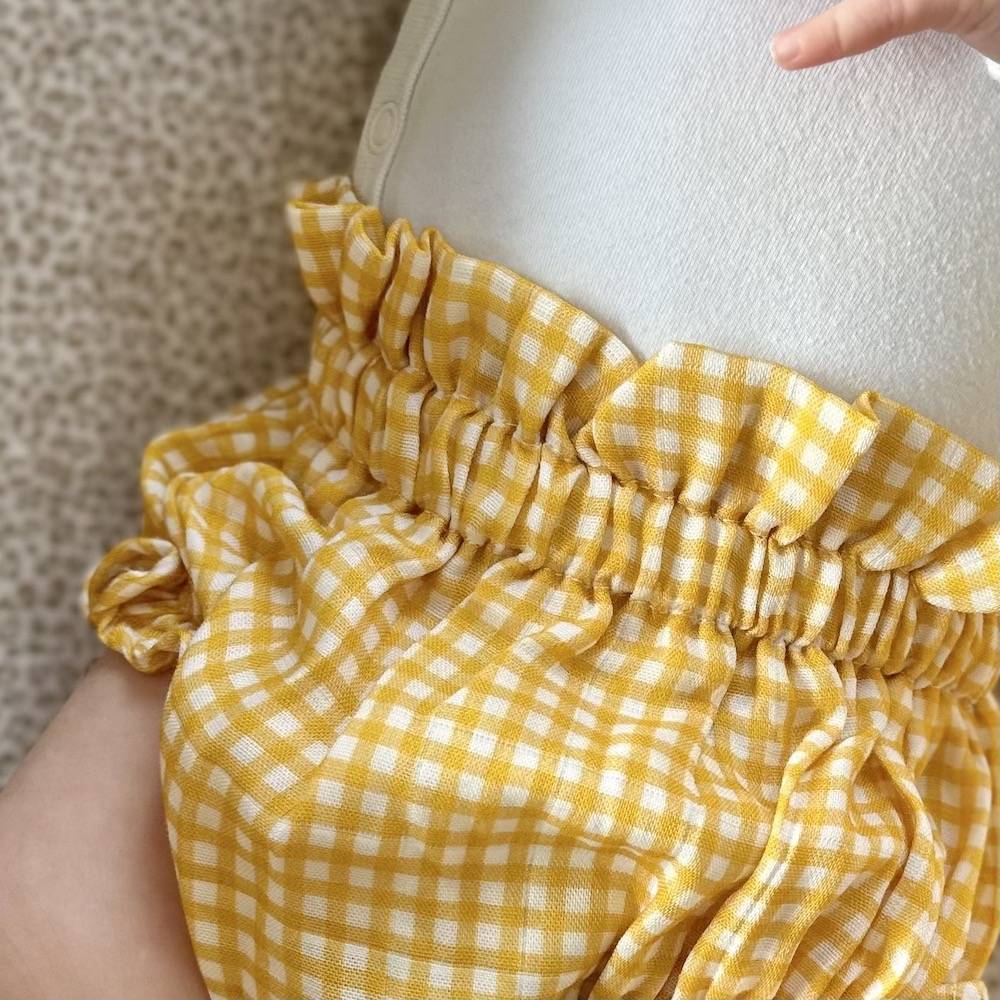 Bloomer broderie anglais bébé blanc en coton certifié OEKO-TEX, confortable et stylé, parfait sur une couche ou avec des collants, fabriqué au Portugal