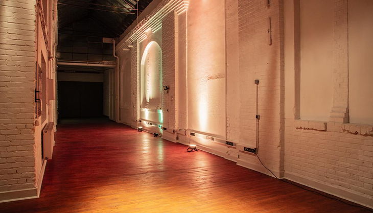 großehalle beleuchtet tiefe