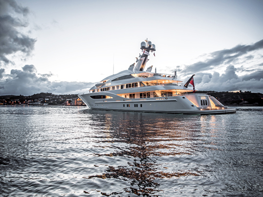 Hamburg - Sie sind die absolute Luxusklasse auf dem Meer: Superyachten der Firma Lürßen. Engel & Völkers sprach mit Werfteigner Peter Lürßen über sein Unternehmen.