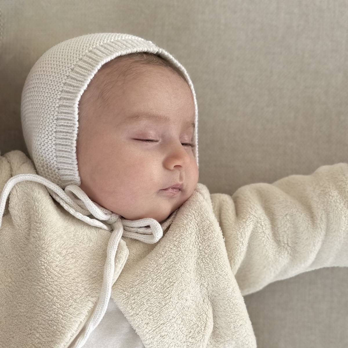 lange xl personnalisable broderie prénom bleu blanc ciel élégant de la marque suisse Joli Nous, un accessoire premium pour bébé, alliant design raffiné et qualité exceptionnelle