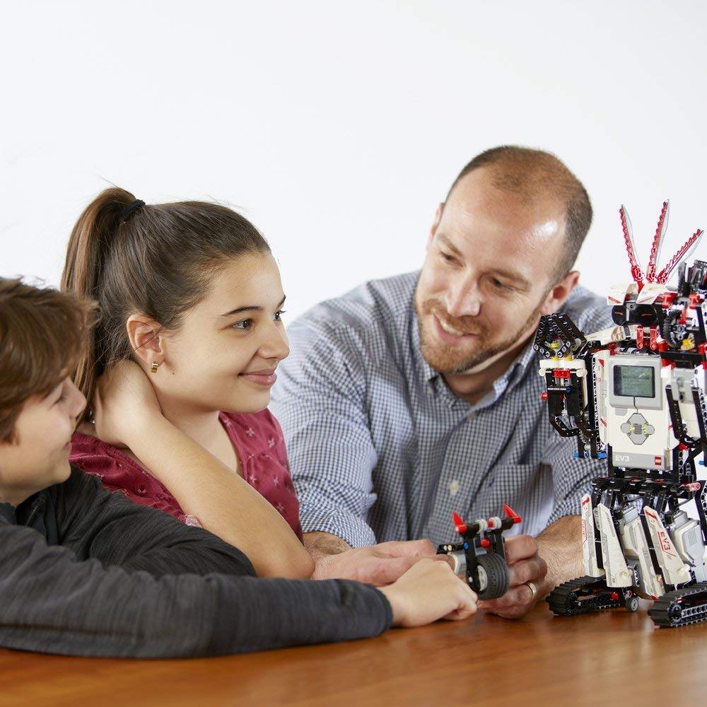 LEGO MINDSTORMS EV3 31313 Robot Kit kid plays.