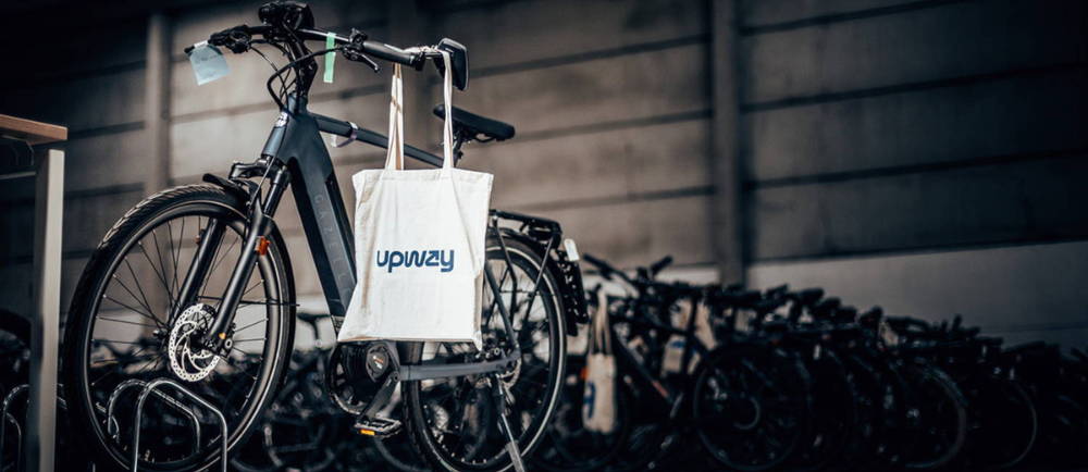 Upway Upcenter bike and tote bag on handlebars
