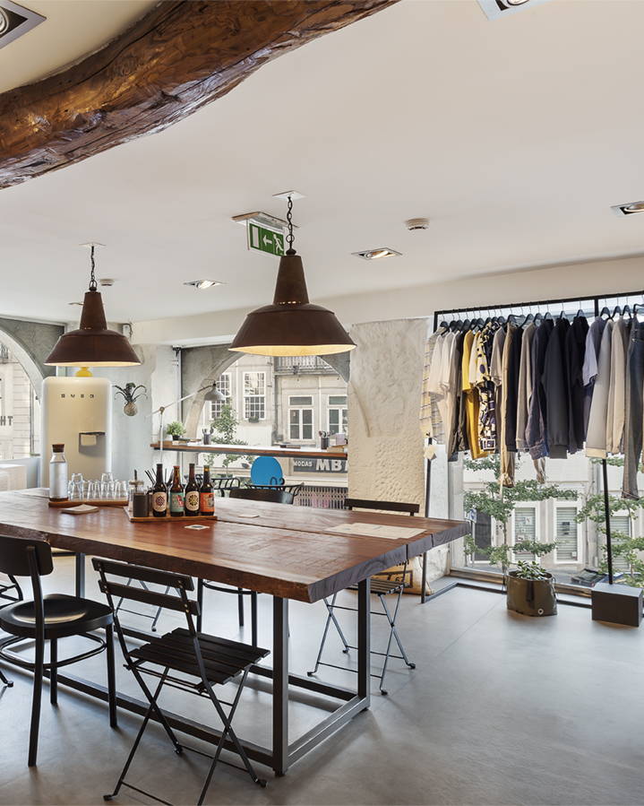 Interior view of The Feeting Room specialty coffee area by SO Coffee Roasters in Porto