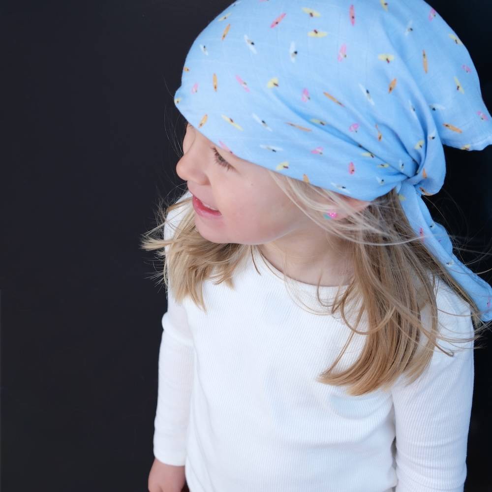 Foulard bébé raffiné coeurs rouges pour bébé et enfant, en coton doux et bambou et respirant, certifié OEKO-TEX, idéal pour compléter une tenue d'enfant chic et confortable