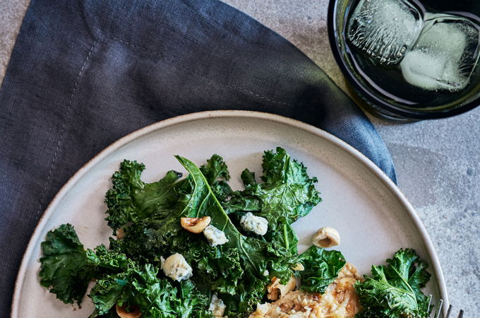 Poulet et chou-fleur gratinés, kale et fromage bleu