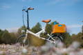 Vélo pliant dans un champ 