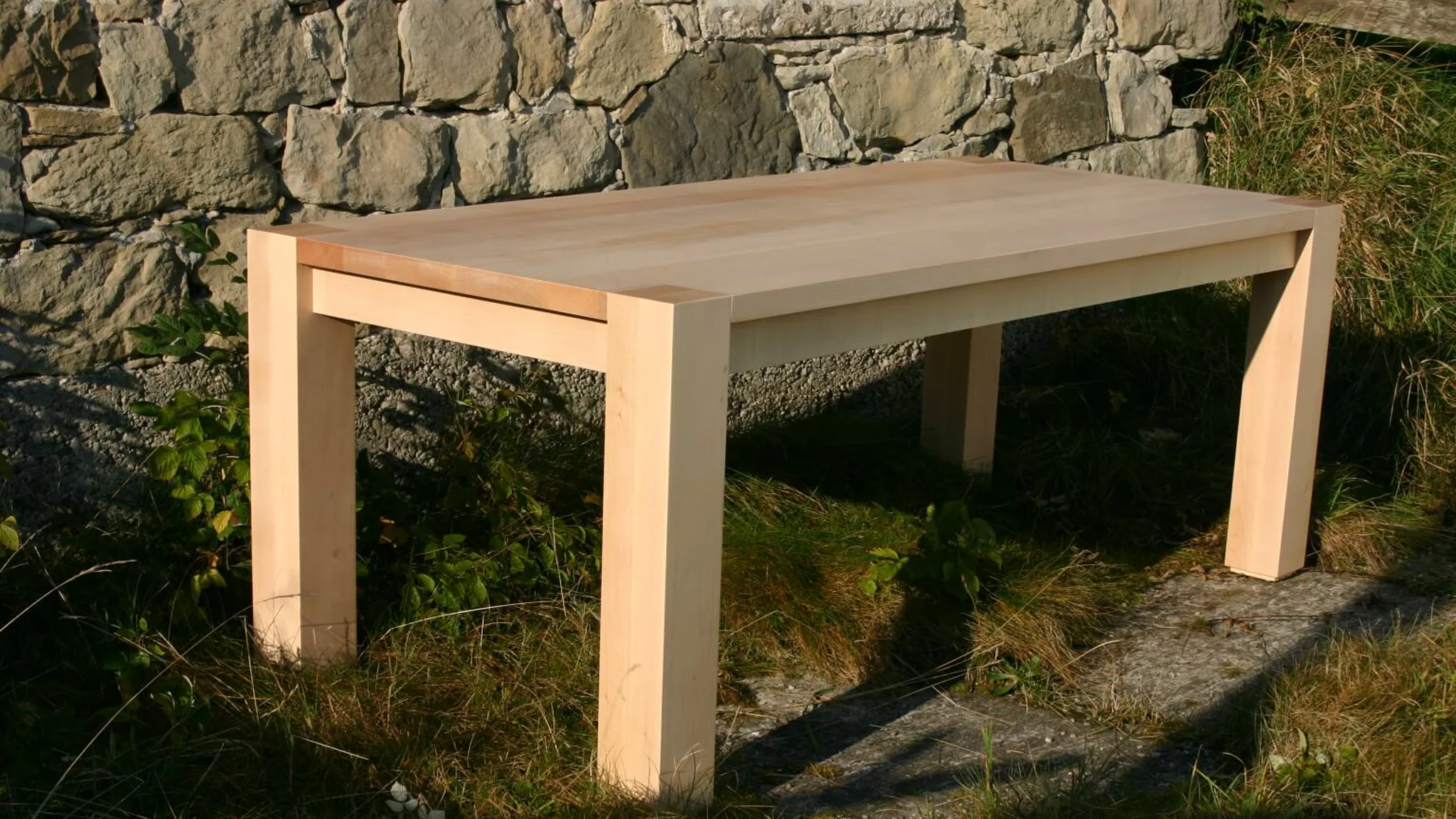 Tisch mit durchgehenden Eckbeinen