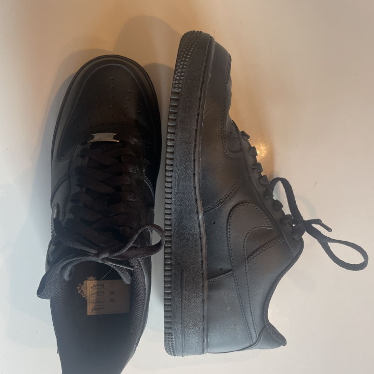 schwarze Nike Air Sneaker