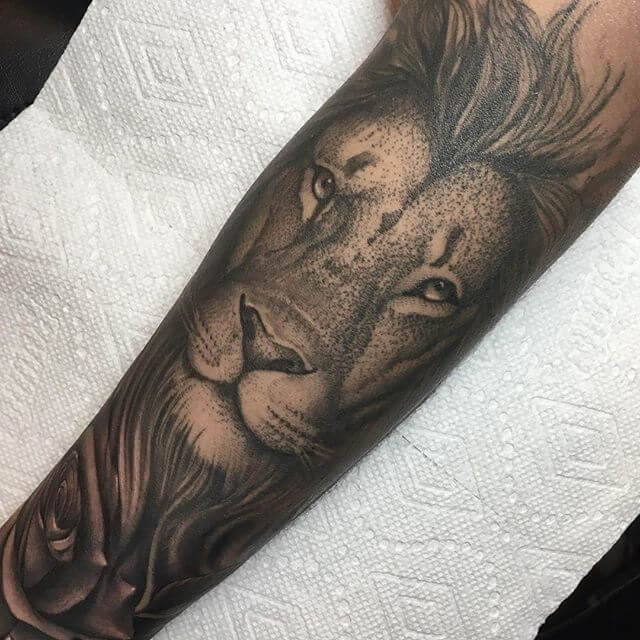 Tatouage Lion Avant Bras Noir et Blanc