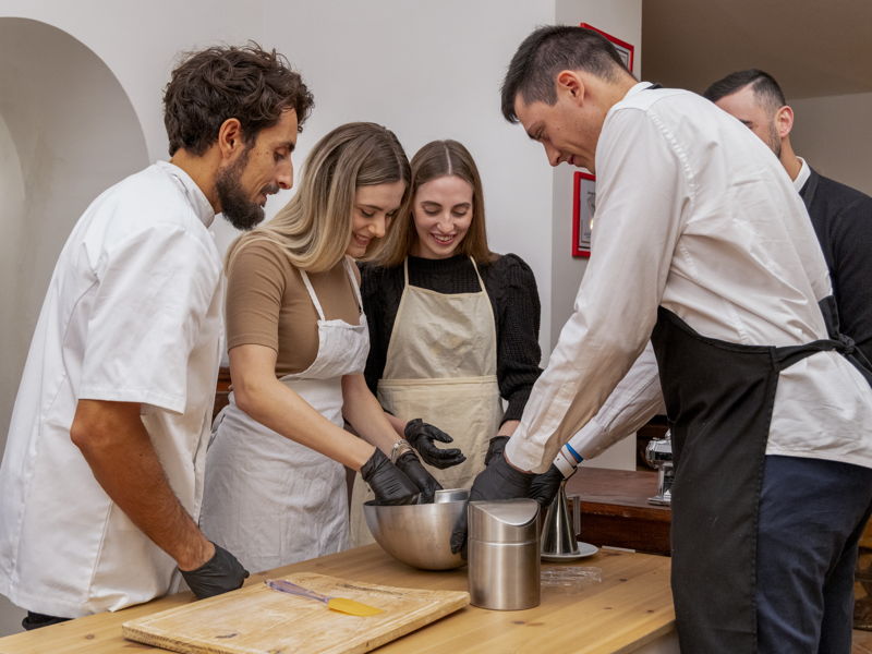 Corsi di cucina Polverigi: Scopri i segreti della pasta fresca tra le colline di Ancona