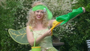 zauberin pippa pelina grünes kleid im garten