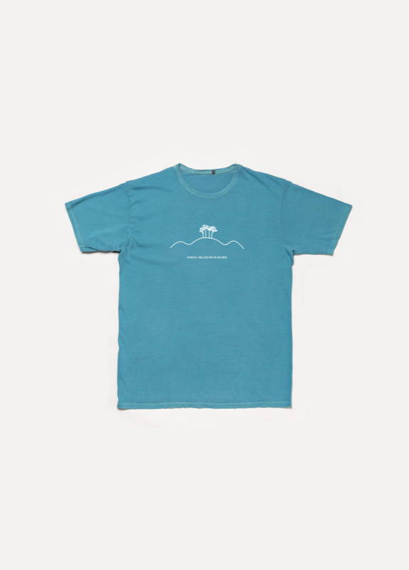 camiseta azul con el diseño de una montaña