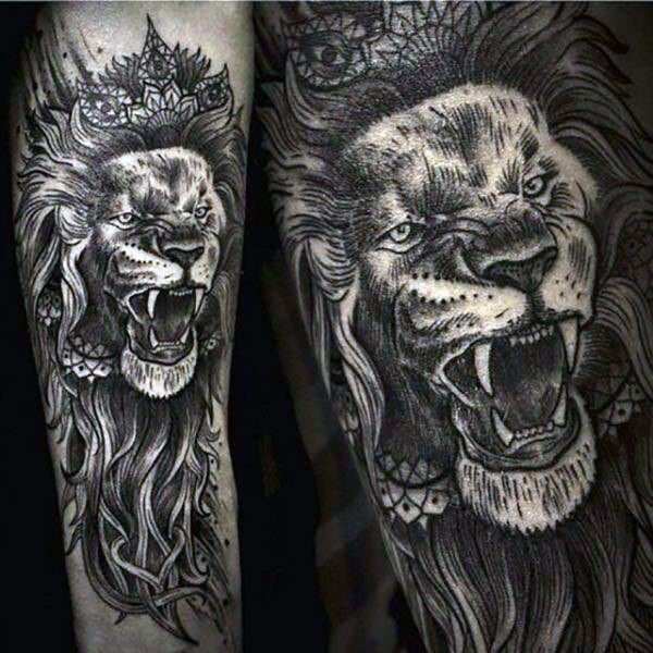 Tatouage Lion Couronne de Fleurs